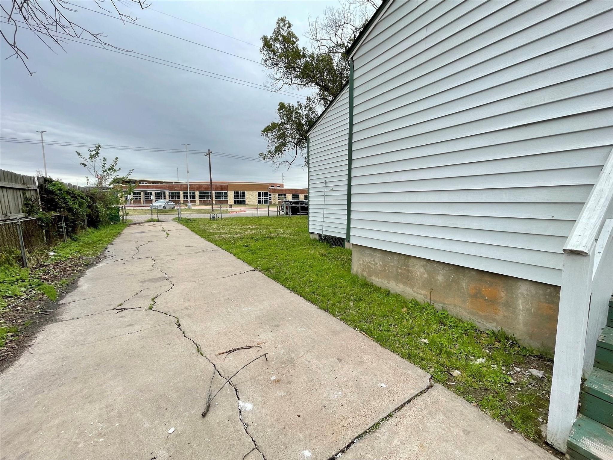 1827 Neuman La Marque, TX 77568 - Photo 5 of 24 a view of a backyard of the house