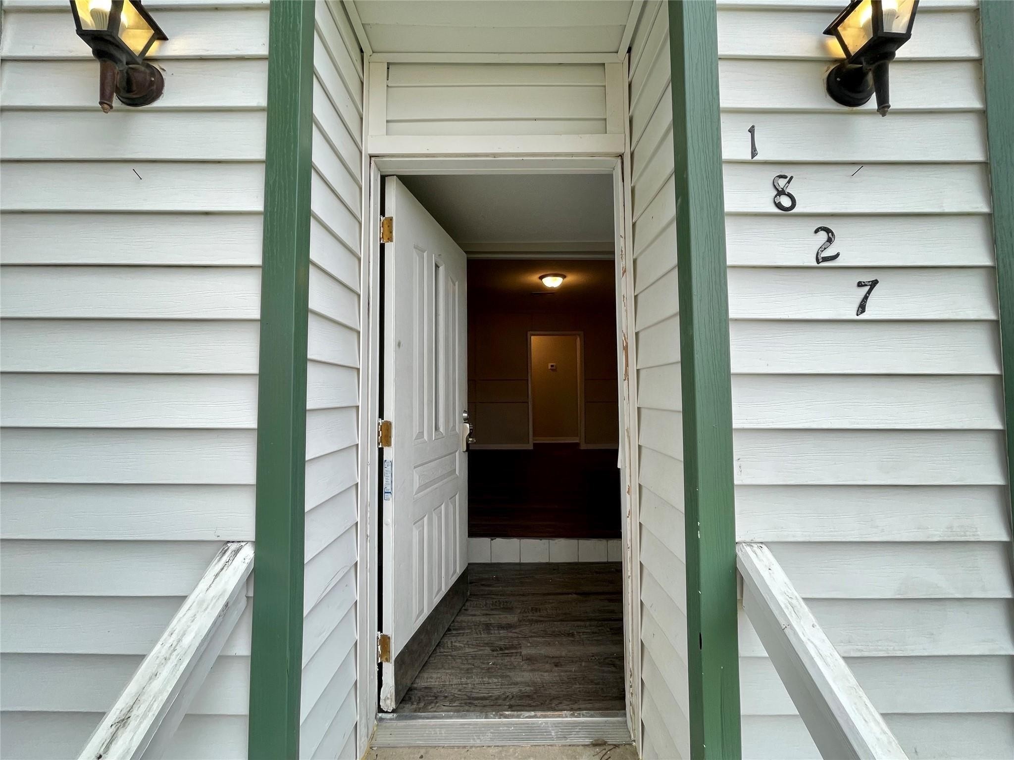 1827 Neuman La Marque, TX 77568 - Photo 6 of 24 a view of a entryway