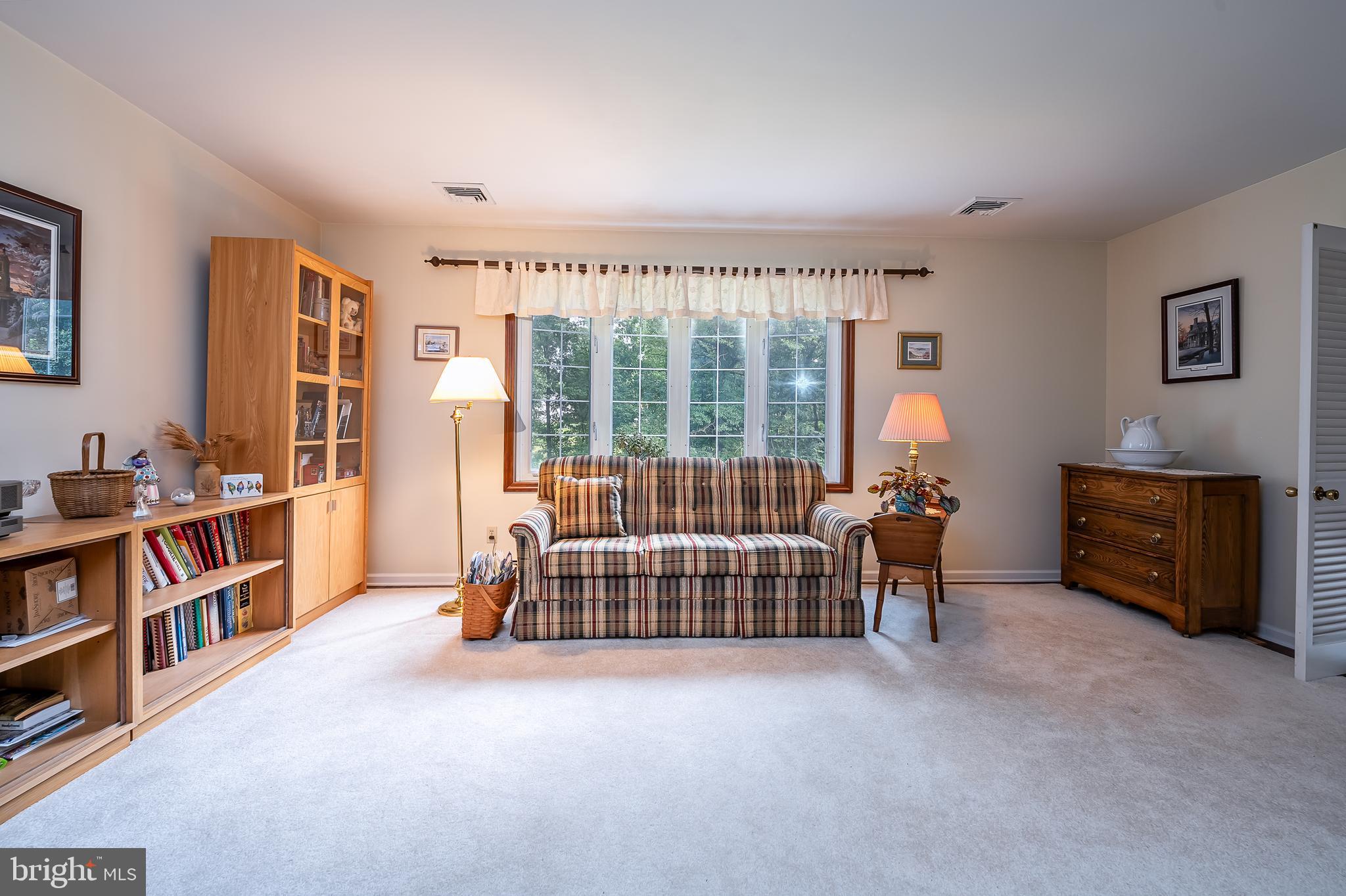 945 Crest Road Lansdale, PA 19446 - Photo 4 of 19