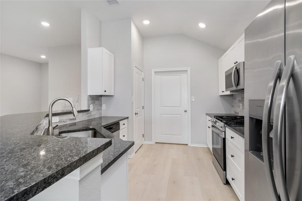 913 East 3rd Street Coleman, TX 76834 - Photo 7 of 34