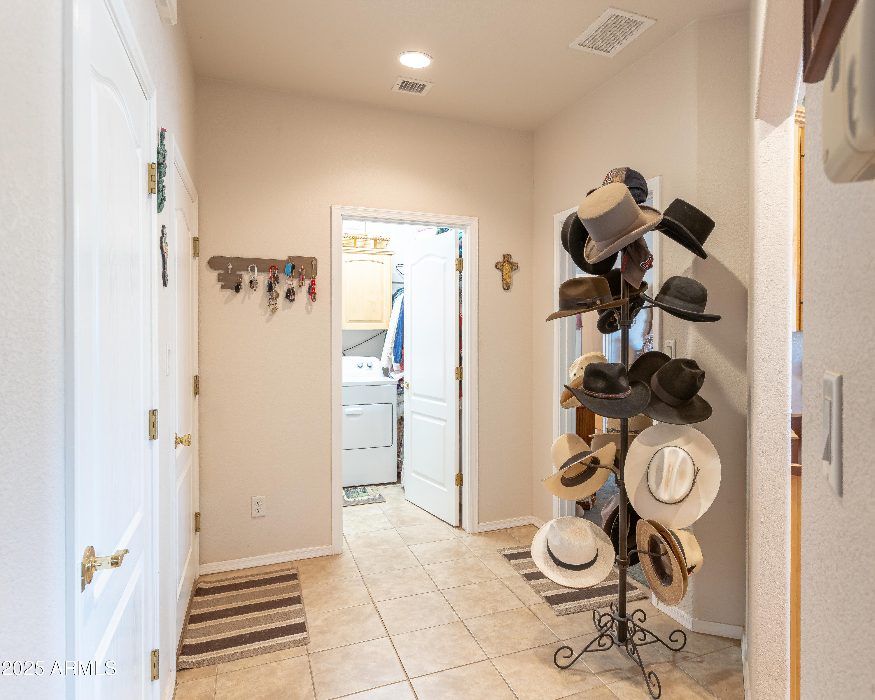 7072 South Ridling Drive Hereford, AZ 85615 - Photo 14 of 69 Foyer area