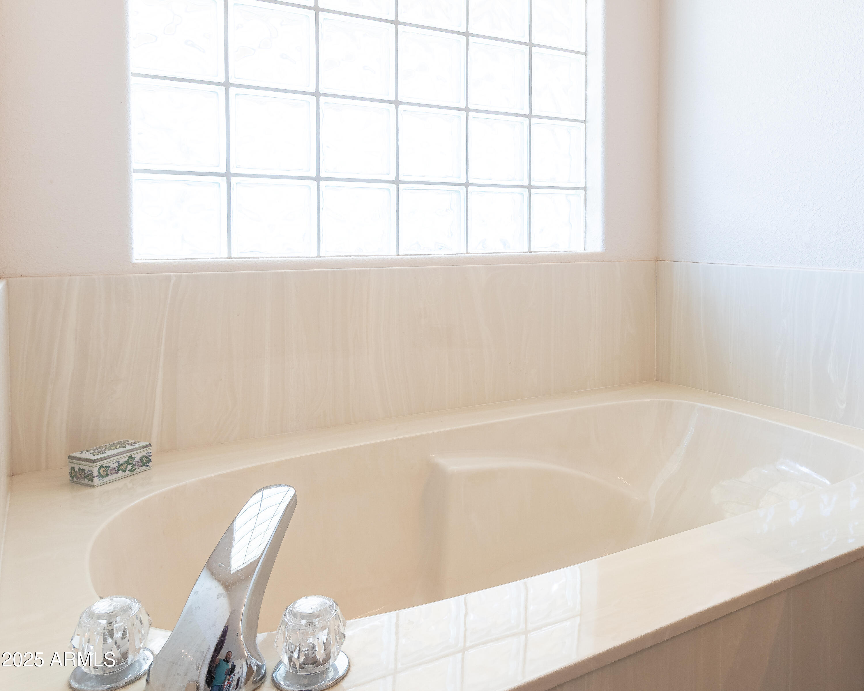 7072 South Ridling Drive Hereford, AZ 85615 - Photo 42 of 69 a bath tub sitting next to a window
