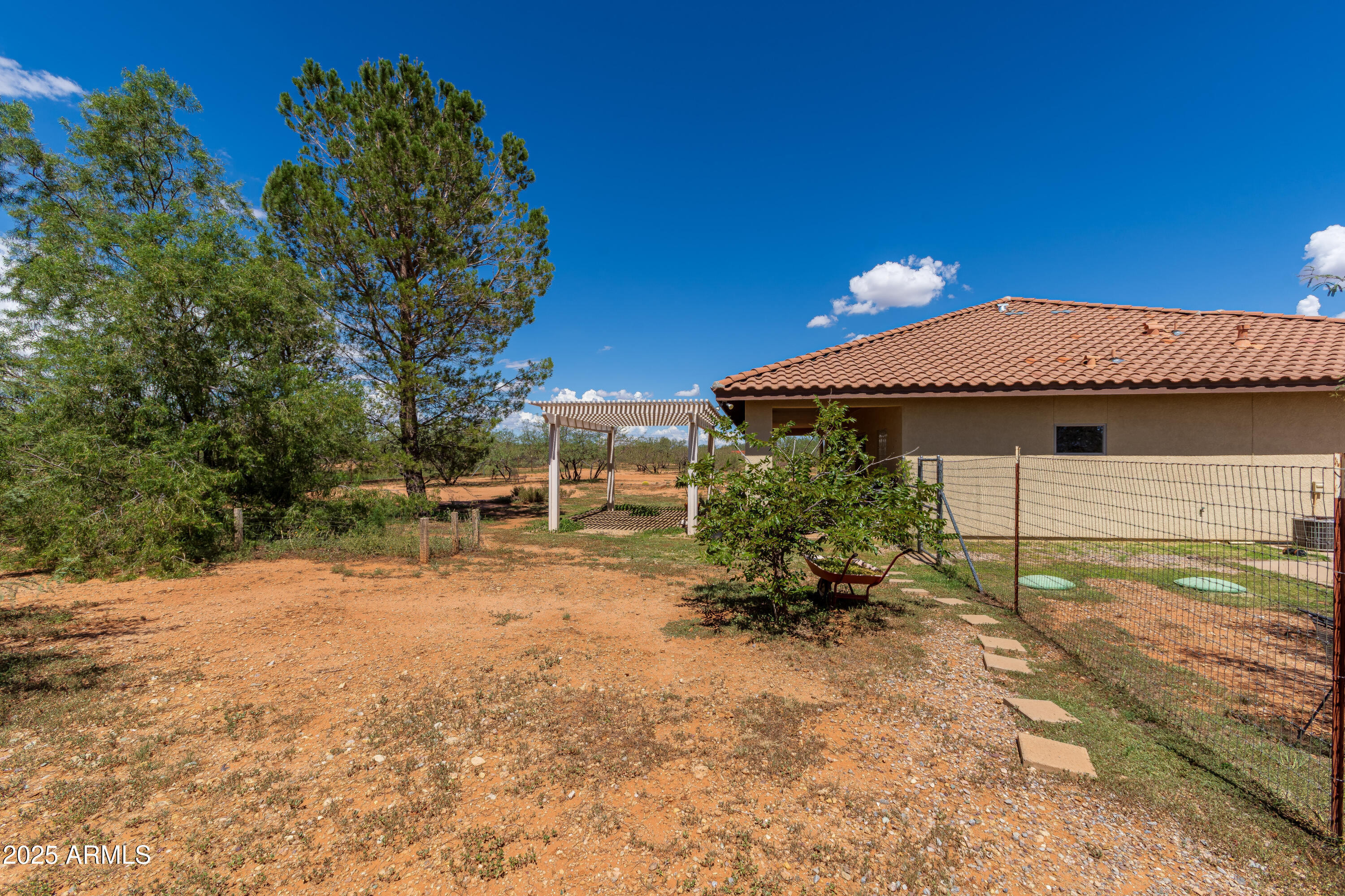 7072 South Ridling Drive Hereford, AZ 85615 - Photo 51 of 69 a backyard of a house with table and chairs