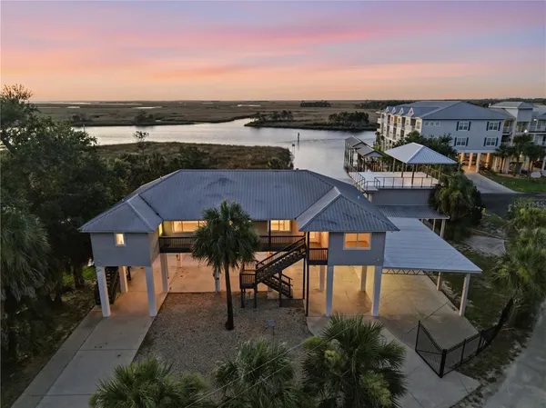 $949,000 | 38 Southeast 195th Street, Old Town, FL 32680