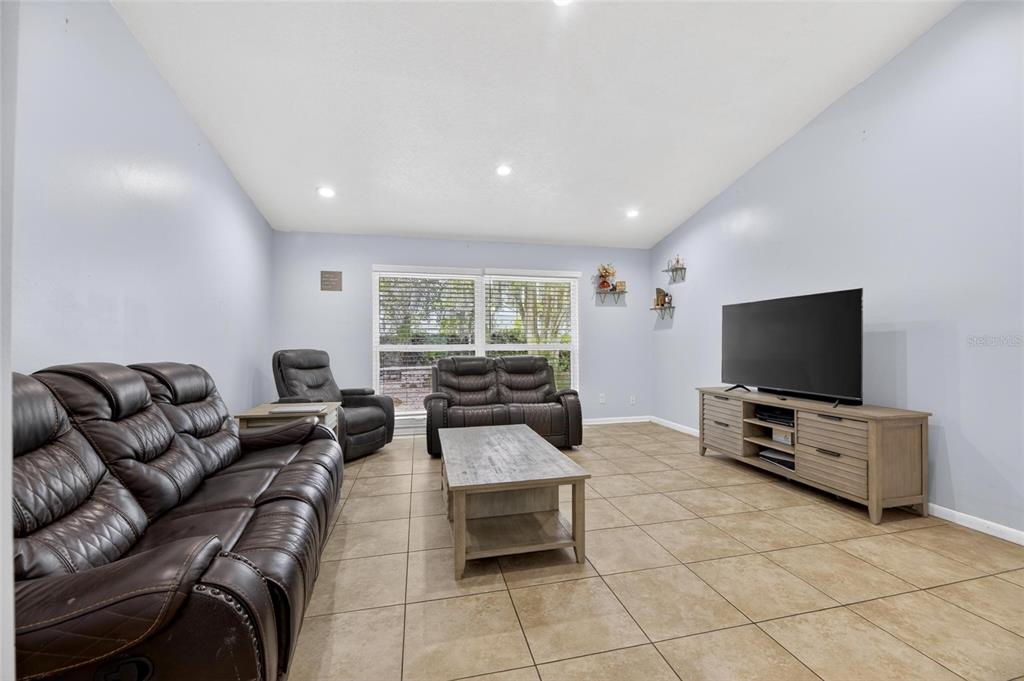 3909 Applegate Circle Brandon, FL 33511 - Photo 9 of 36