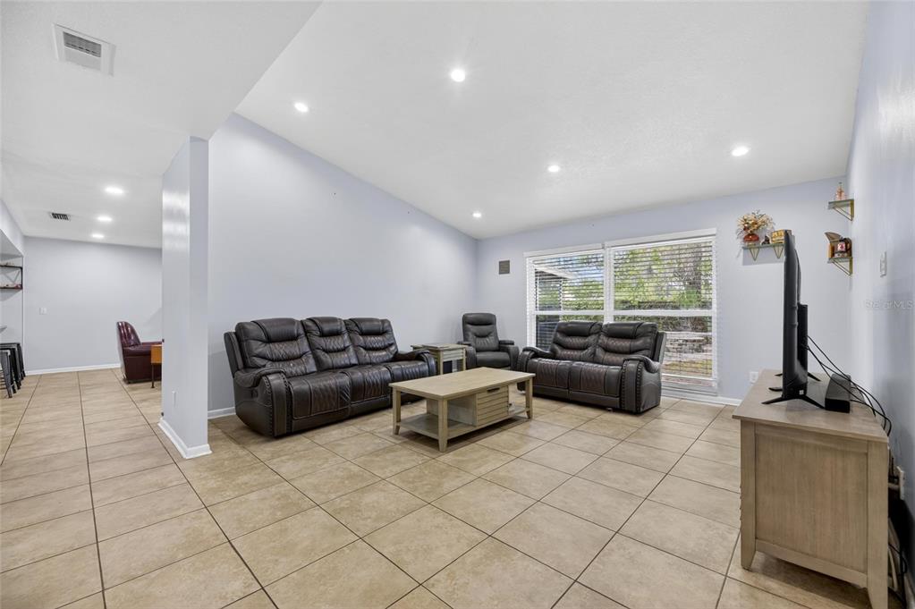 3909 Applegate Circle Brandon, FL 33511 - Photo 10 of 36