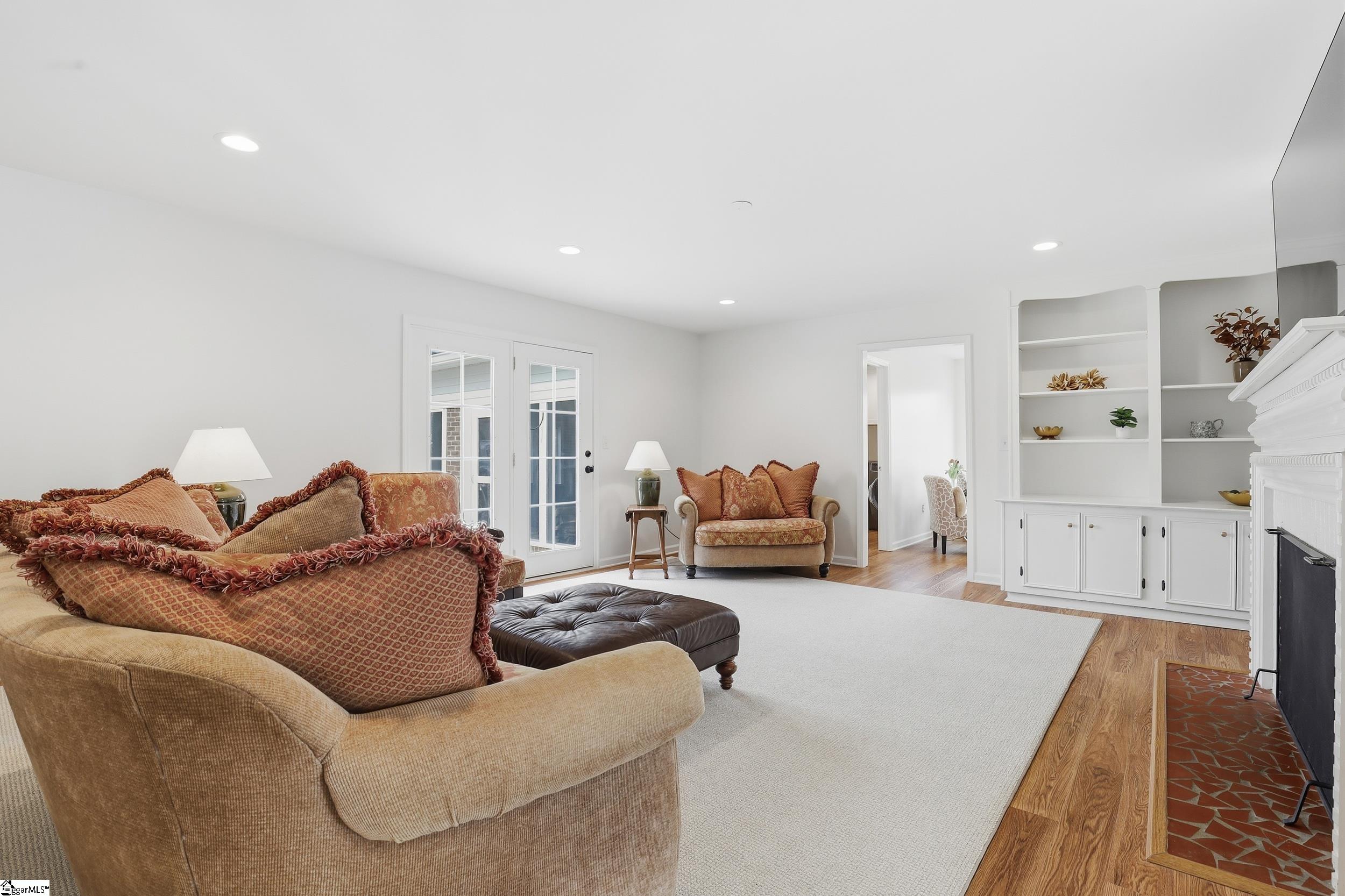 402 Foxcroft Road Greenville, SC 29615 - Photo 4 of 44