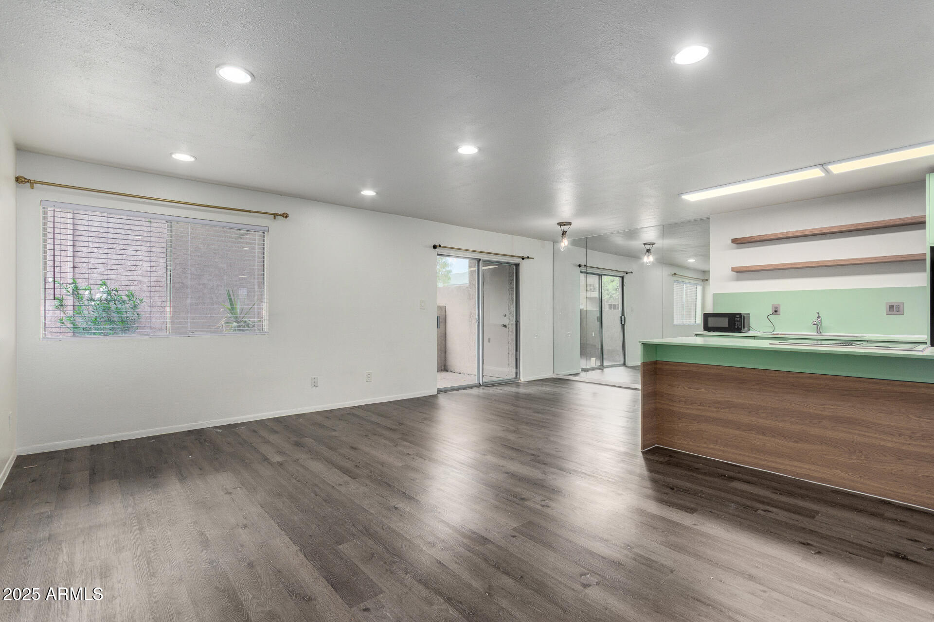 5525 East Thomas Road, Unit C1 Phoenix, AZ 85018 - Photo 5 of 27 07 - Thomas