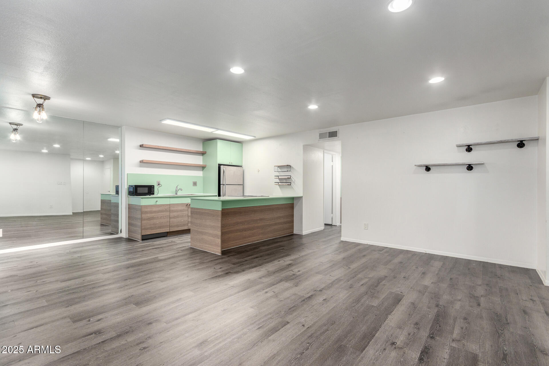 5525 East Thomas Road, Unit C1 Phoenix, AZ 85018 - Photo 6 of 27 08 - Thomas