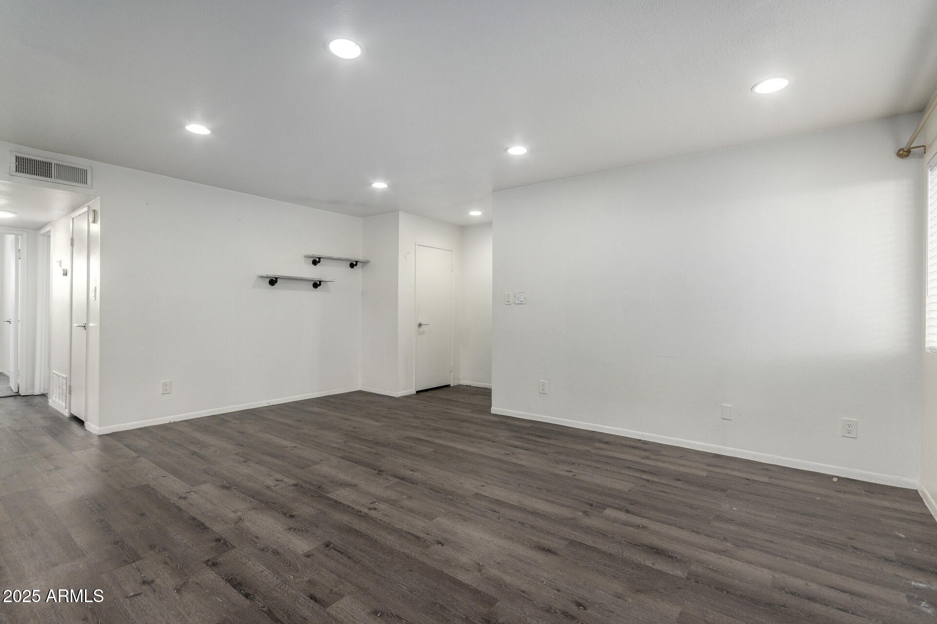 5525 East Thomas Road, Unit C1 Phoenix, AZ 85018 - Photo 7 of 27 09 - Thomas