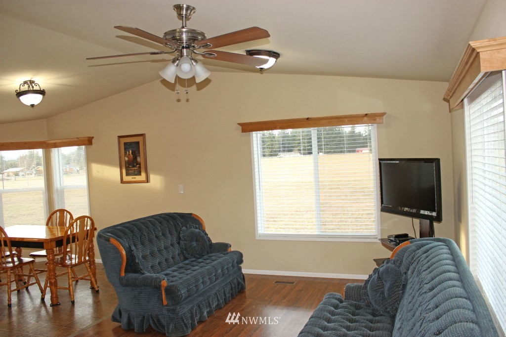 18005 Seco Lane Rochester, WA 98579 - Photo 10 of 21