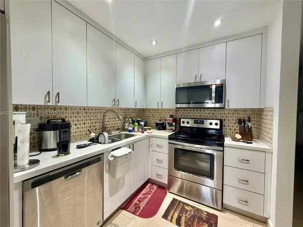 $2,650 | 8340 Northwest 8th Street, Unit N4, Miami, FL 33126