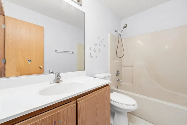 $249,000 | 923 East Savannah Drive, Romeoville, IL 60446