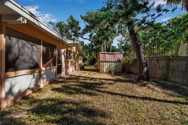 a view of a backyard