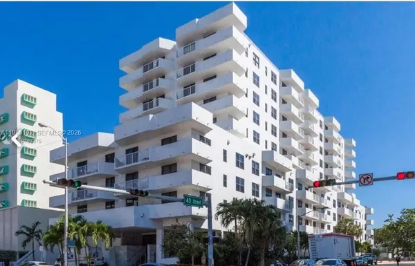 $4,950 | 4301 Collins Avenue, Unit 902, Miami Beach, FL 33140