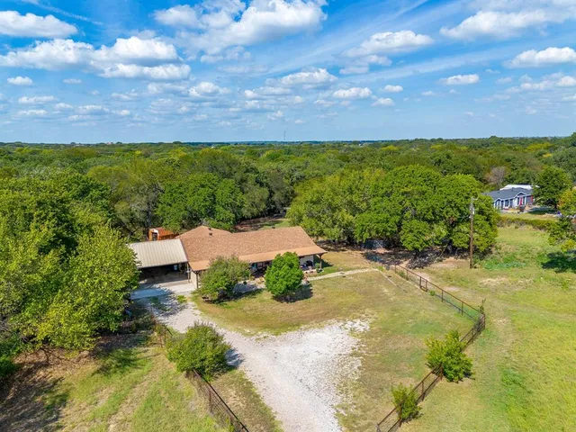 a view of a pathway with a yard