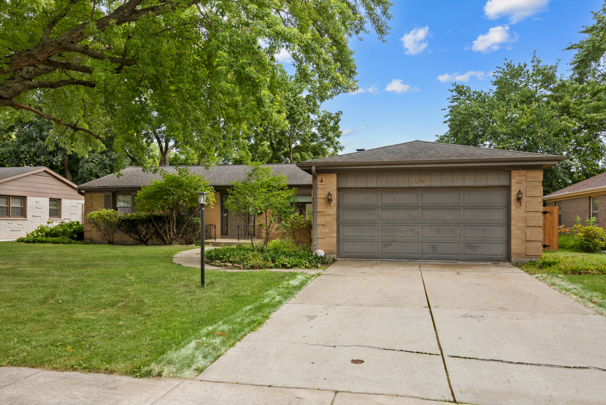 1441 Maple Lane Elgin, IL 60123 - Photo 3 of 29 Gallery Image 3