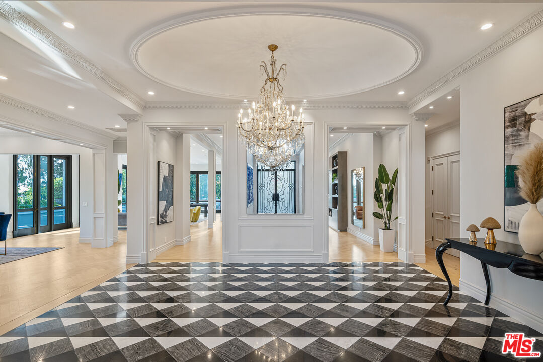 402 Doheny Road Beverly Hills, CA 90210 - Photo 3 of 55