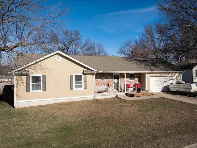 $310,000 | 704 Oakwood Street, Harrisonville, MO 64701