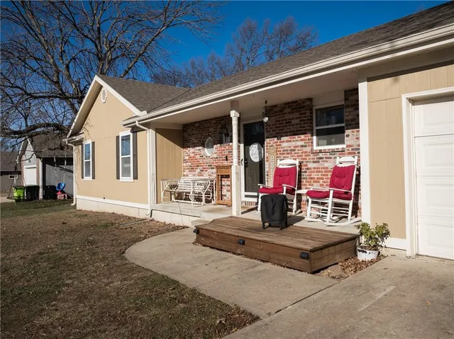 $310,000 | 704 Oakwood Street, Harrisonville, MO 64701