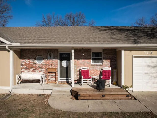 $310,000 | 704 Oakwood Street, Harrisonville, MO 64701