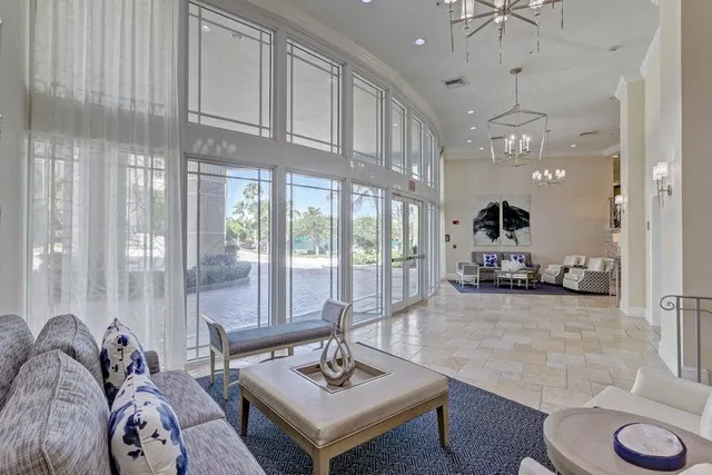 a dinning room that has a table and chairs in it