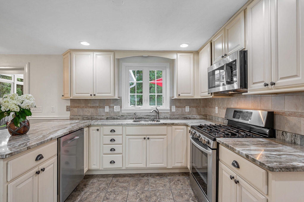 207 Trout Brook Road Dracut, MA 01826 - Photo 4 of 42