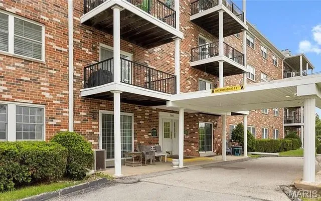 $114,000 | 3107 Garnette Drive, Unit C12, Bridgeton, MO 63044