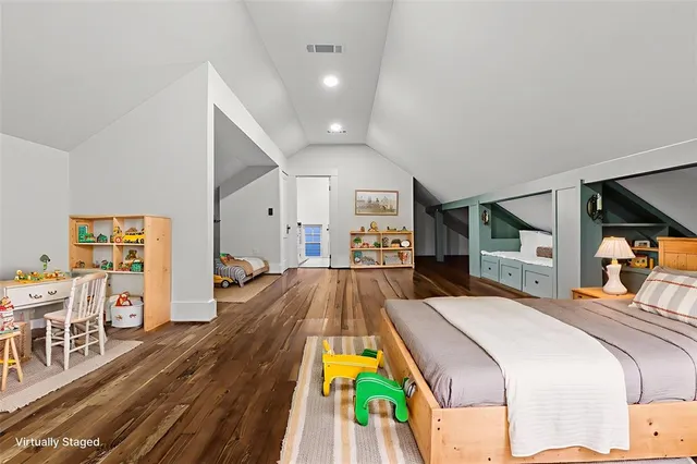 a view of a house with back yard