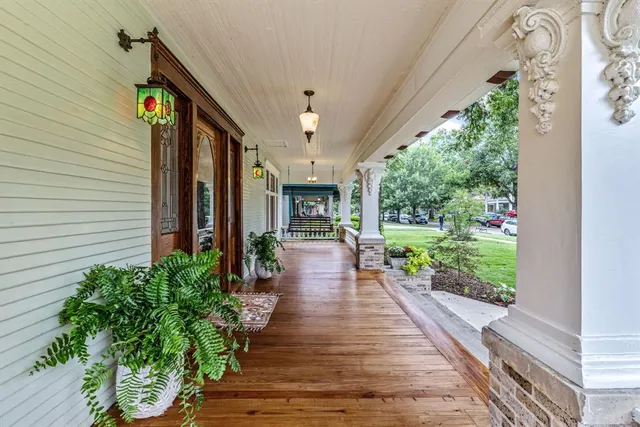 a view of a entrance of the house