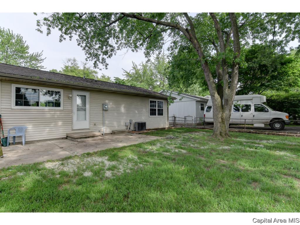 2021 Stanhope Road Springfield, IL 62702 - Photo 18 of 24