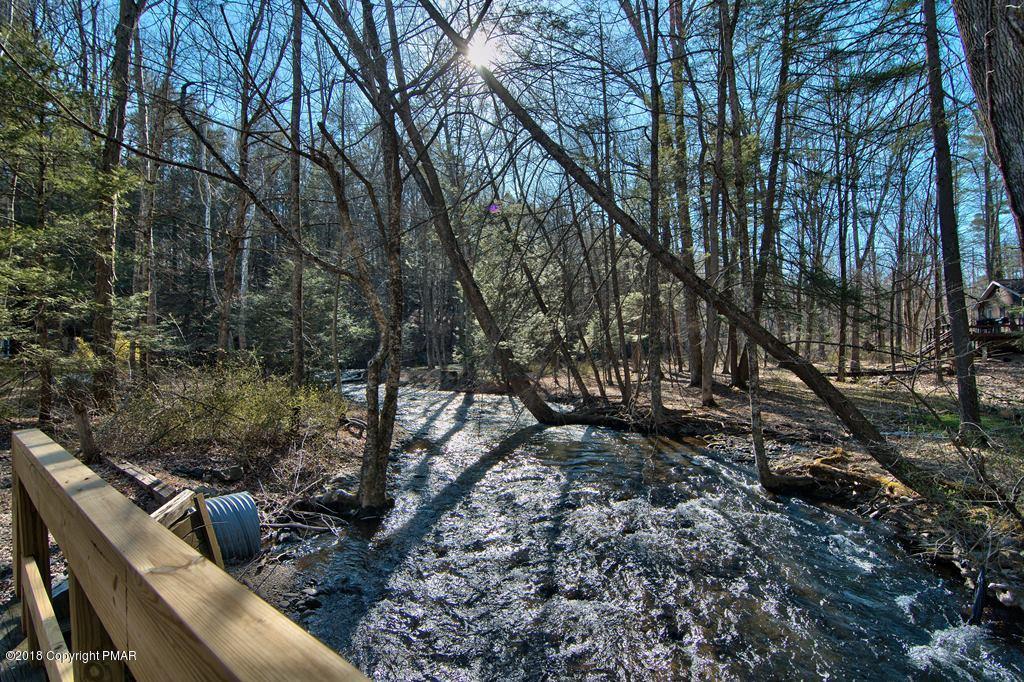 465 Pensyl Creek Road Stroudsburg, PA 18360 - Photo 3 of 80 a backyard of a house with lots of green space