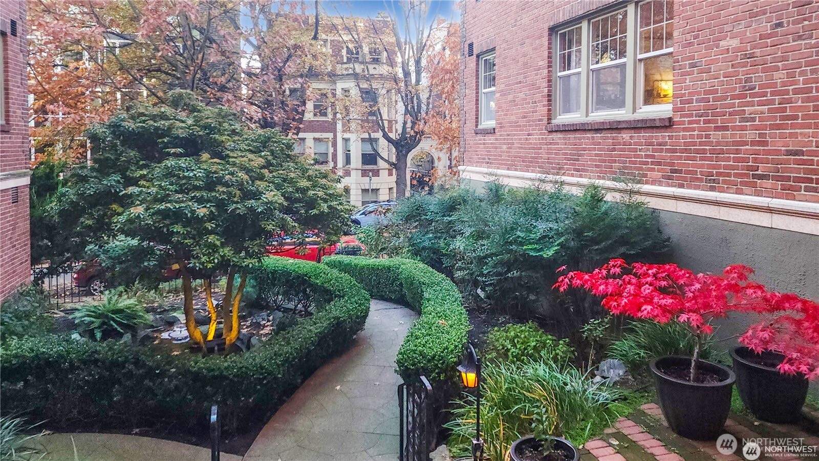 124 Warren Avenue North, Unit 310 Seattle, WA 98109 - Photo 7 of 12 a picture of flowers