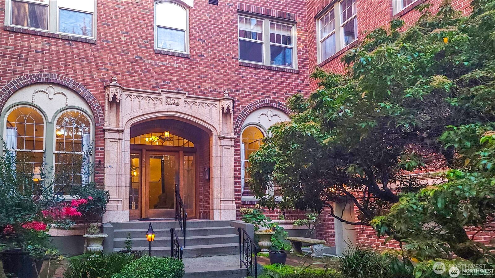124 Warren Avenue North, Unit 310 Seattle, WA 98109 - Photo 8 of 12 a front view of a multi story residential apartment building