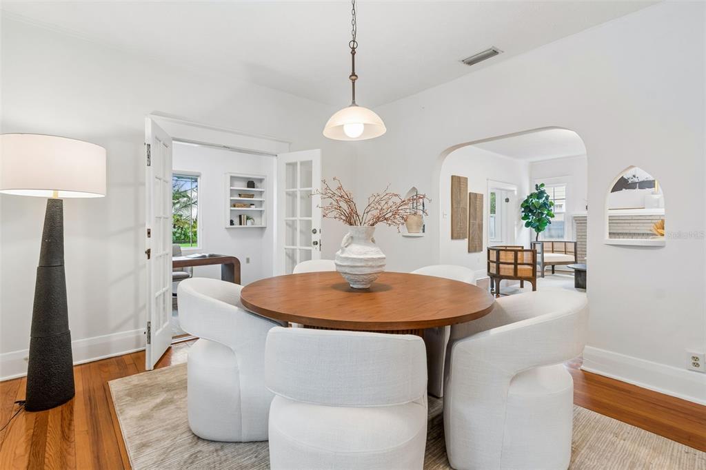 2434 West Prospect Road Tampa, FL 33629 - Photo 9 of 45 a dining room with table and chairs