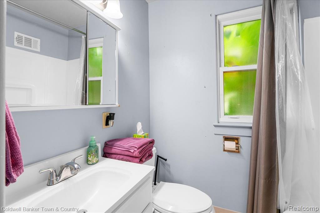 2307 Strathmore Road Lansing, MI 48910 - Photo 16 of 25