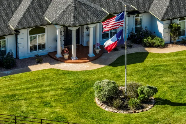 a view of outdoor space yard and porch