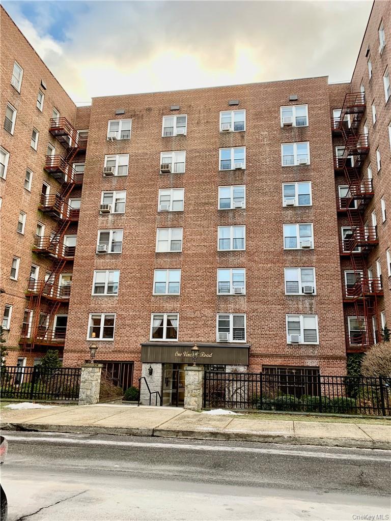 1 Vincent Road, Unit 4B Bronxville, NY 10708 - Photo 2 of 22