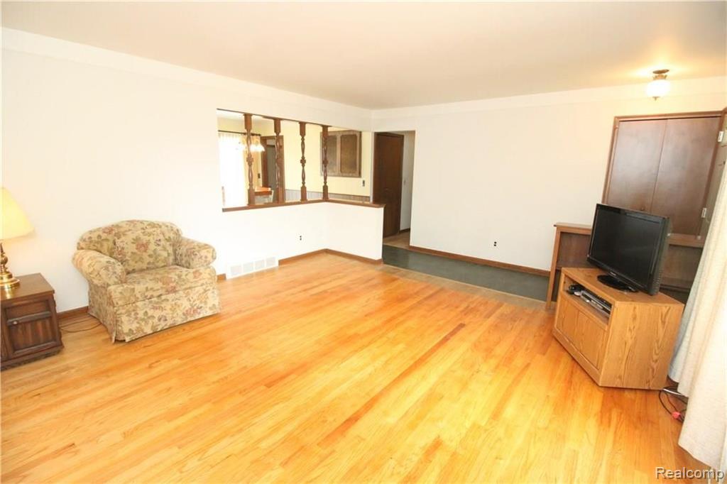 25250 Alex Street Center Line, MI 48015 - Photo 5 of 26