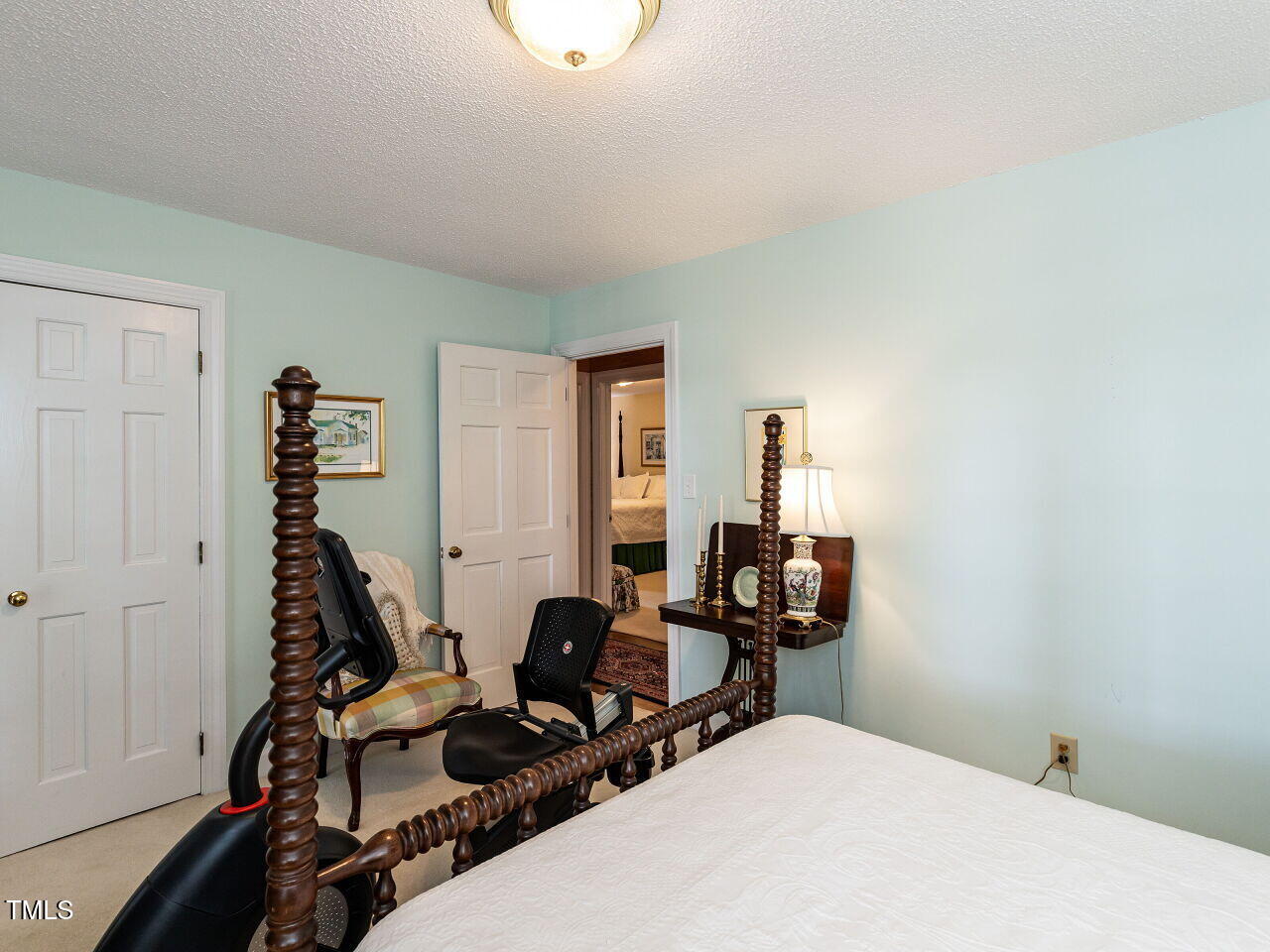 3209 Northampton Street Raleigh, NC 27609 - Photo 28 of 31 a room with furniture