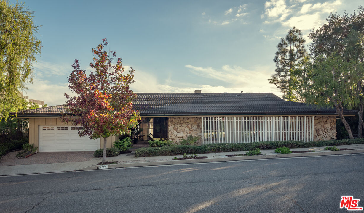 2701 Lake Hollywood Drive Los Angeles, CA 90068 - Photo 40 of 41 a front view of a house