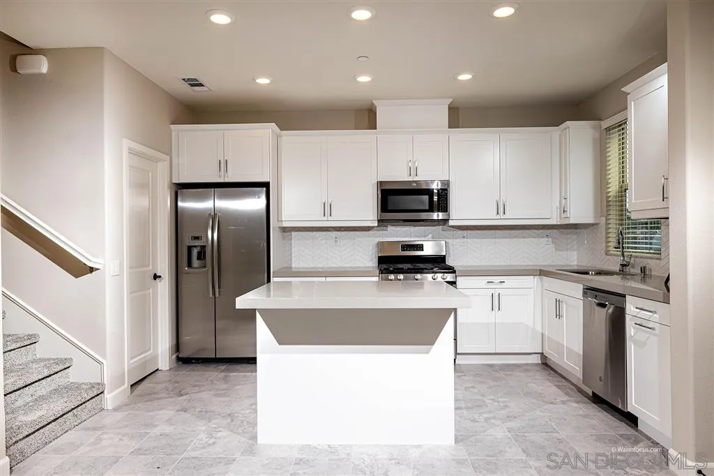1151 Delpy View Point, Unit 6 Vista, CA 92084 - Photo 12 of 20 Gallery Image 12