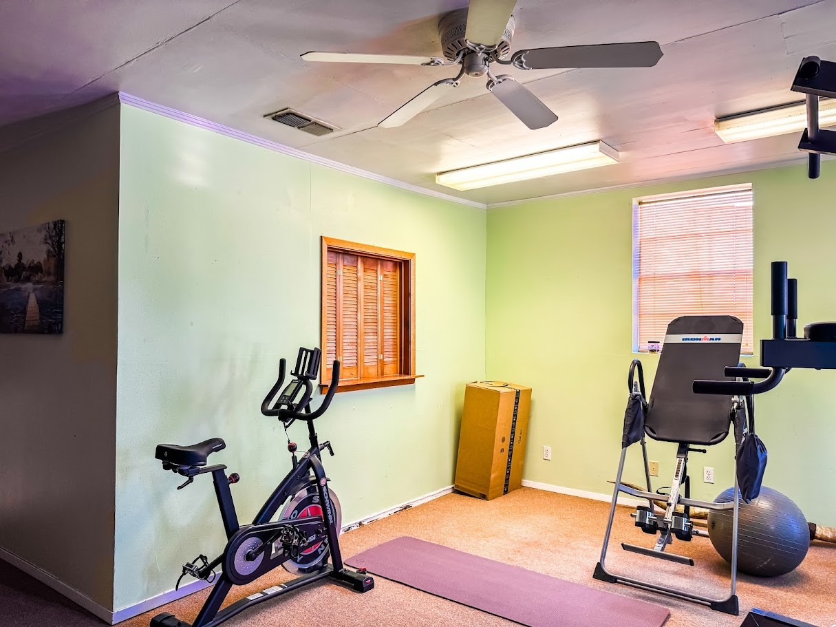 552 East Commerce Street Fairfield, TX 75840 - Photo 17 of 20 a view of a room with gym equipment