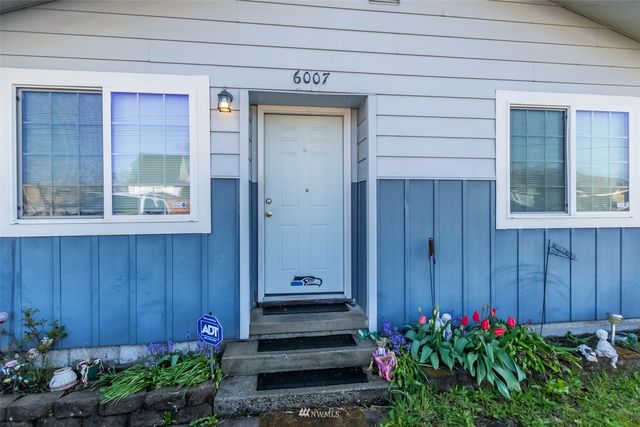 a view of a house with backyard and garden