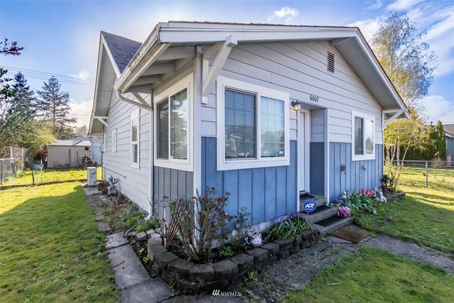 a view of a backyard of the house