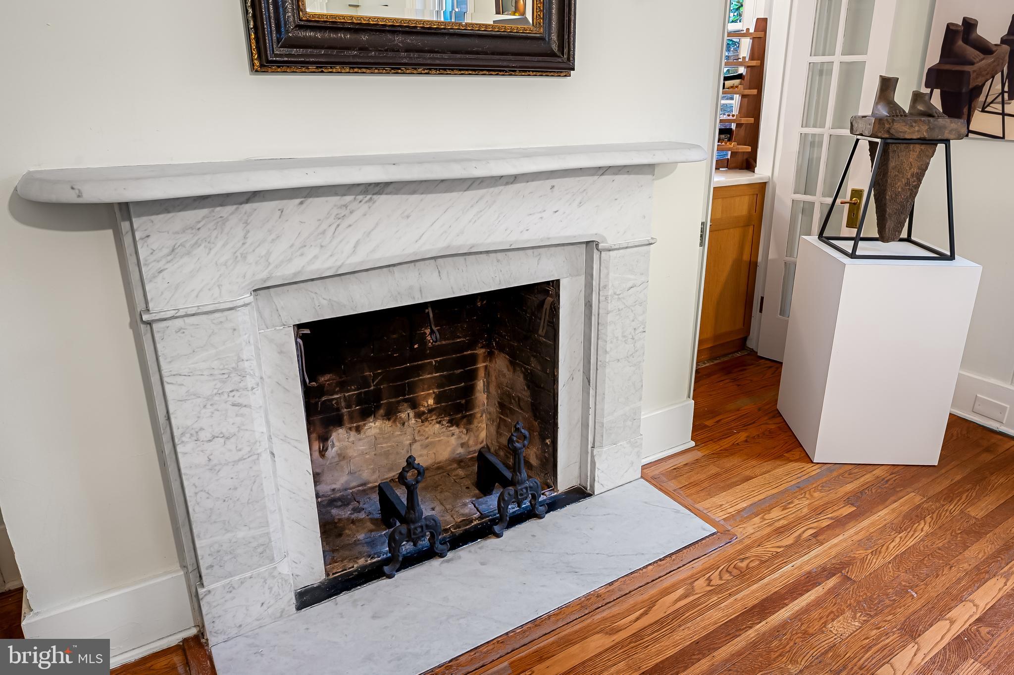 16 West Read Street Baltimore, MD 21201 - Photo 23 of 59 a living room with a fireplace