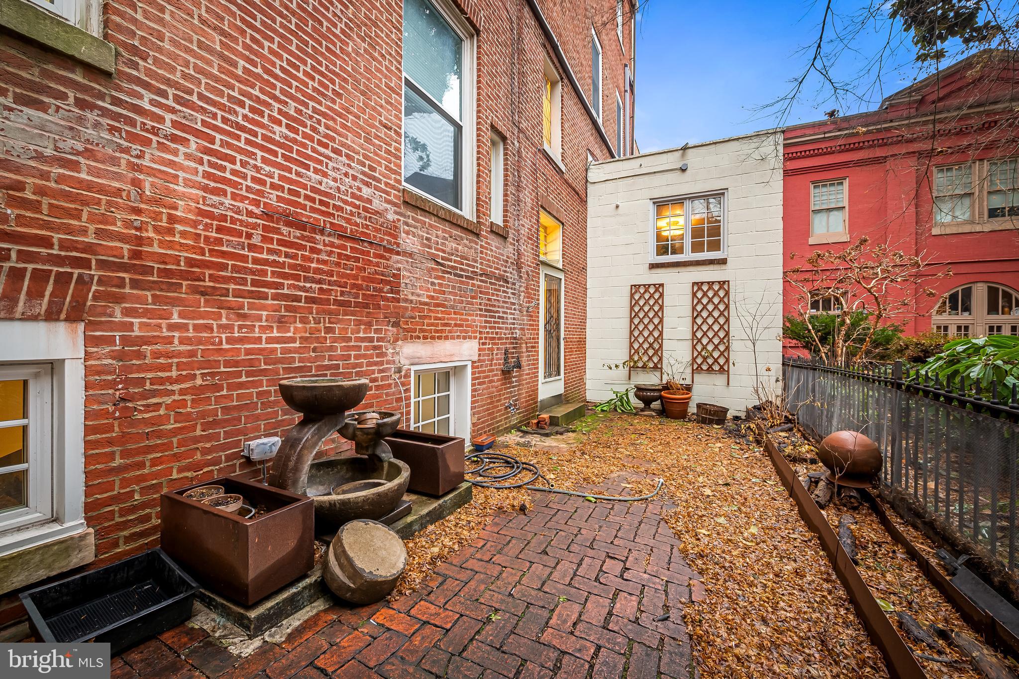 16 West Read Street Baltimore, MD 21201 - Photo 43 of 59 a backyard of a house with seating space