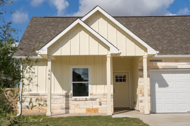 $368,775 | 309 String Prairie Way, Smithville, TX 78957