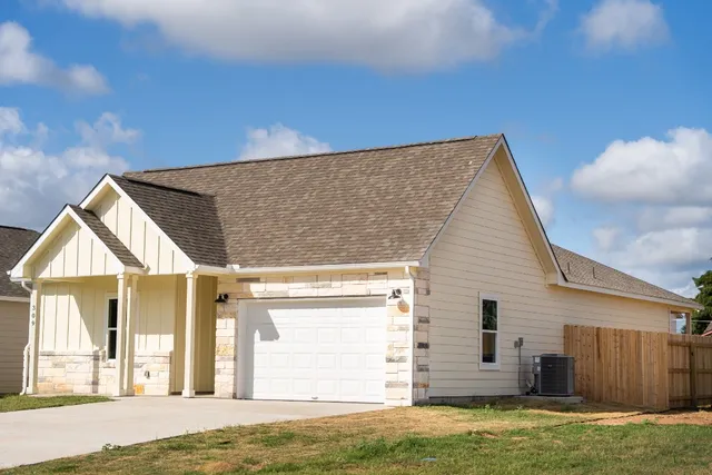 $368,775 | 309 String Prairie Way, Smithville, TX 78957