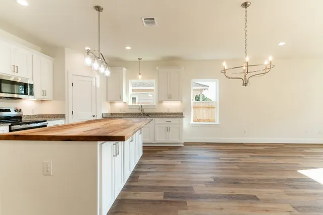 $368,775 | 309 String Prairie Way, Smithville, TX 78957